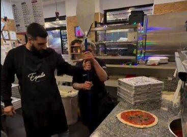 Félkézzel – A nap videója