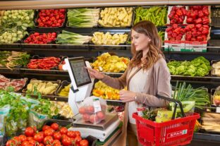 Húsvéti rohamra készül a SPAR: 570 tonna füstölt húsáruval tölti fel az üzleteket