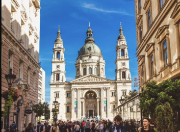 Spaniards and Italians spend Easter in Hungary, but the number of English words is increasing