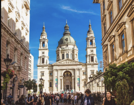 Spaniards and Italians spend Easter in Hungary, but the number of English words is increasing