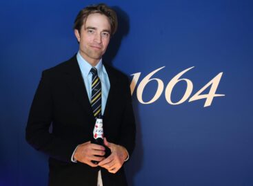 Robert Pattinson egyszerre három szerepben nyűgözi le a közönséget